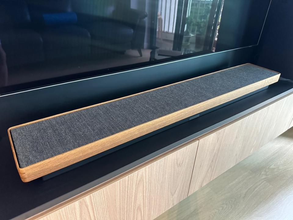 Hình ảnh chi tiết Loa B&O Beosound Stage Smoked Oak góc chụp 2